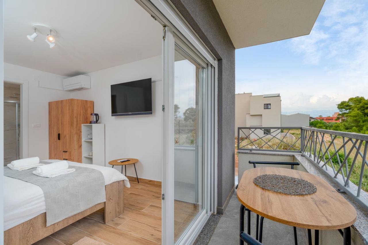 Number One Apartments Vir Exterior foto