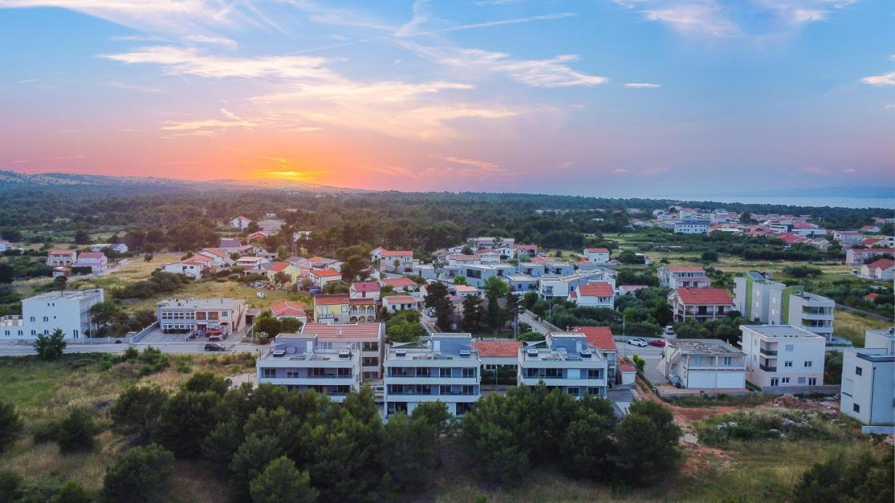 Number One Apartments Vir Exterior foto