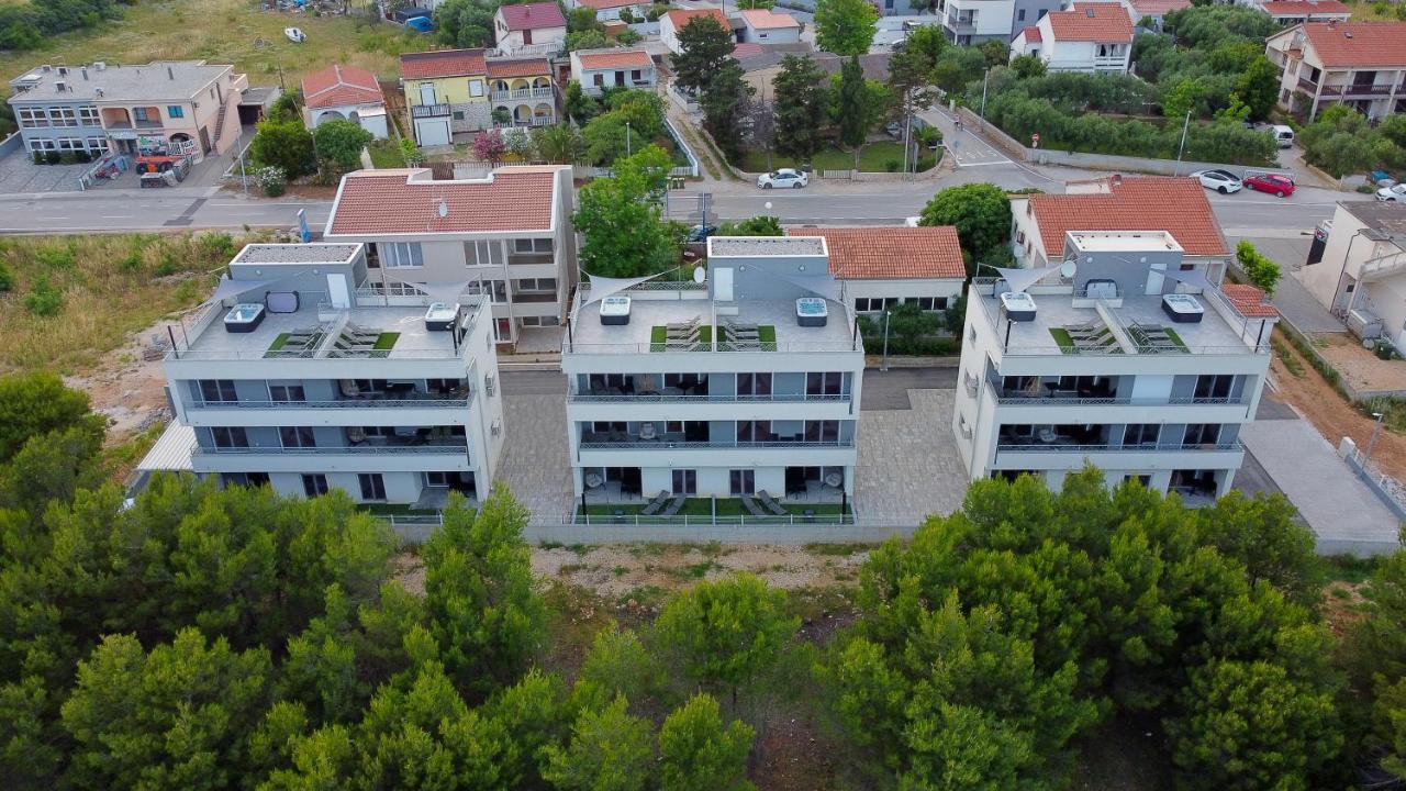 Number One Apartments Vir Exterior foto