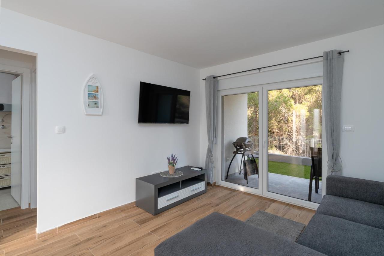 Number One Apartments Vir Exterior foto