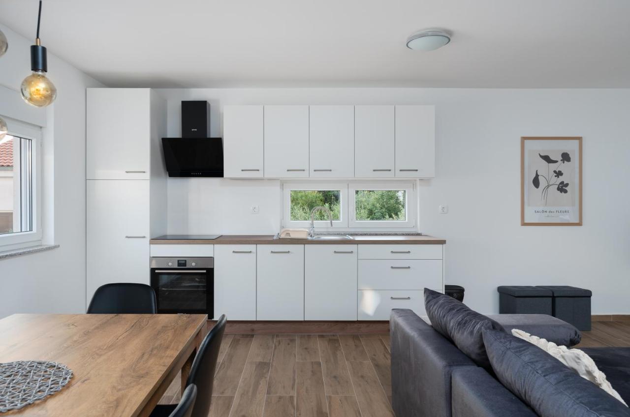Number One Apartments Vir Exterior foto