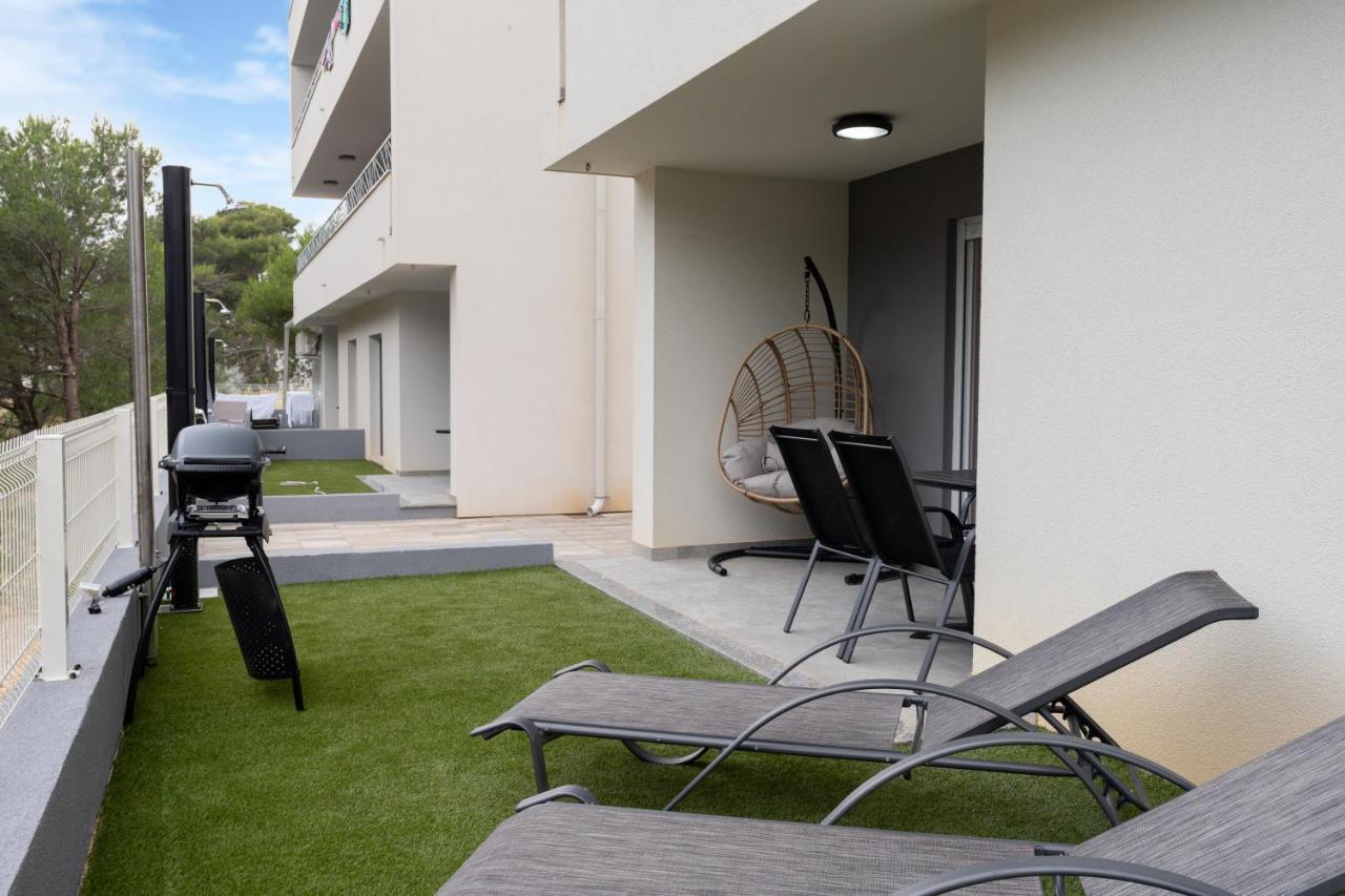 Number One Apartments Vir Exterior foto
