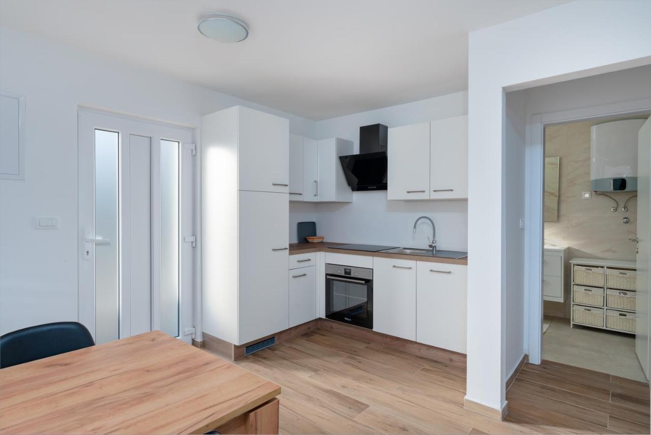 Number One Apartments Vir Exterior foto