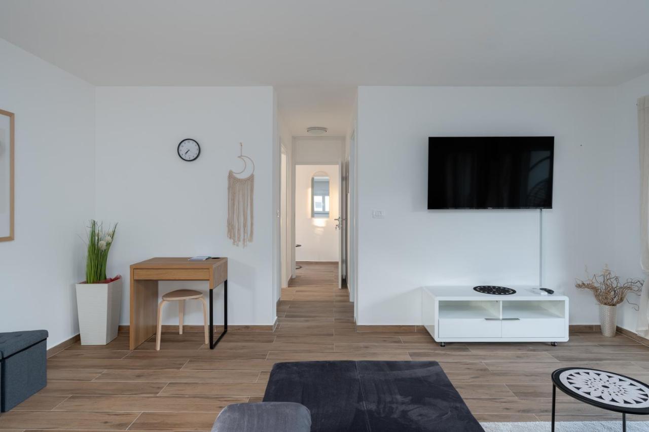 Number One Apartments Vir Exterior foto