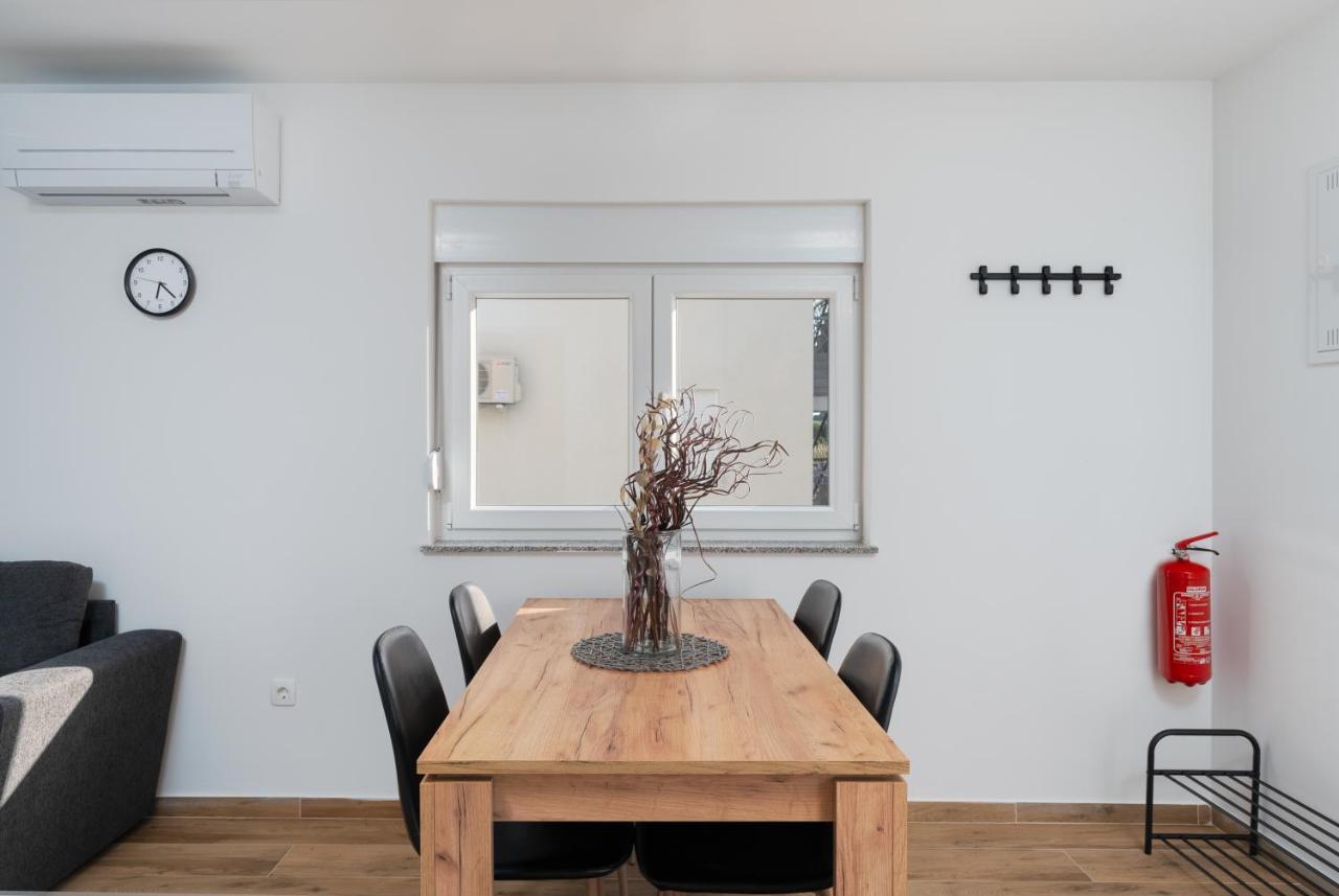 Number One Apartments Vir Exterior foto